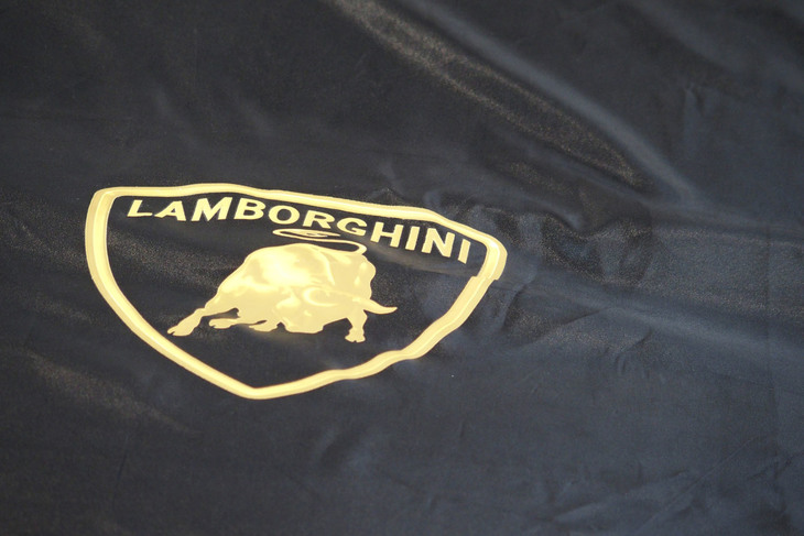 ボディーカバーの中央に配置されていたランボルギーニのエンブレム。