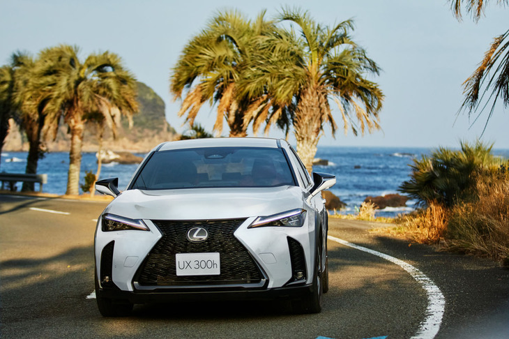 レクサスUX300h（写真のボディーカラーは「ホワイトノーヴァガラスフレーク」）