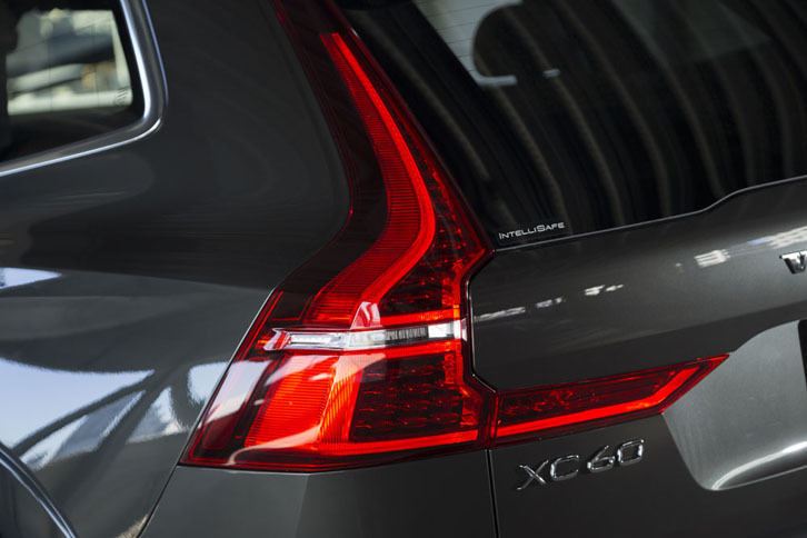 縦方向に伸びるリアコンビランプは、従来のボルボにも見られた伝統的なディテールのひとつ。