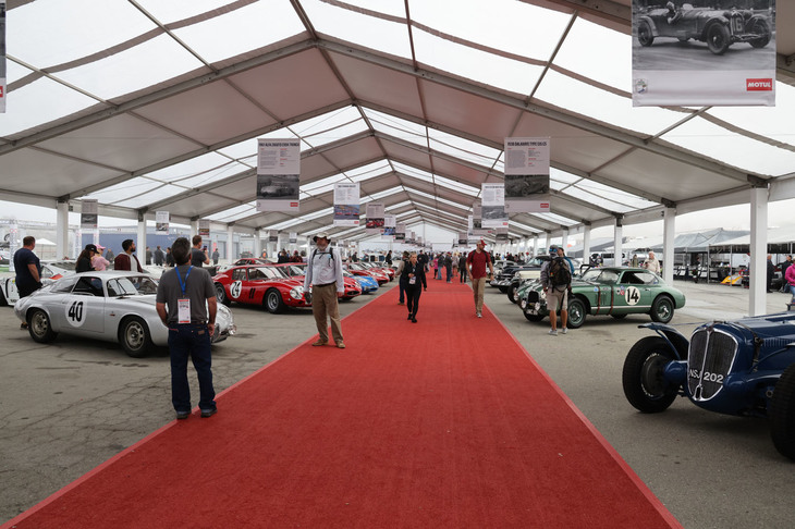 “コークスクリュー”で有名なウェザーテックレースウェイ・ラグナセカで開催される「ロレックス・モントレー・モータースポーツ・リユニオン」の会場風景。パドックのいたるところに大型のテントが立てられ、実際にレースに参加するヒストリックカーが置かれている。