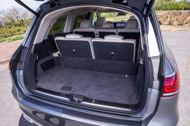 3列目シート使用時でも355リッターのラゲッジスペース容量を確保している。