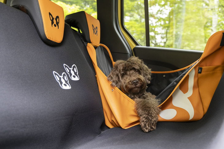 収納バッグでのんびり。ヘッドレストに引っかけた部分がストラップになり、そのままトートバッグのように外に持ち出せる。