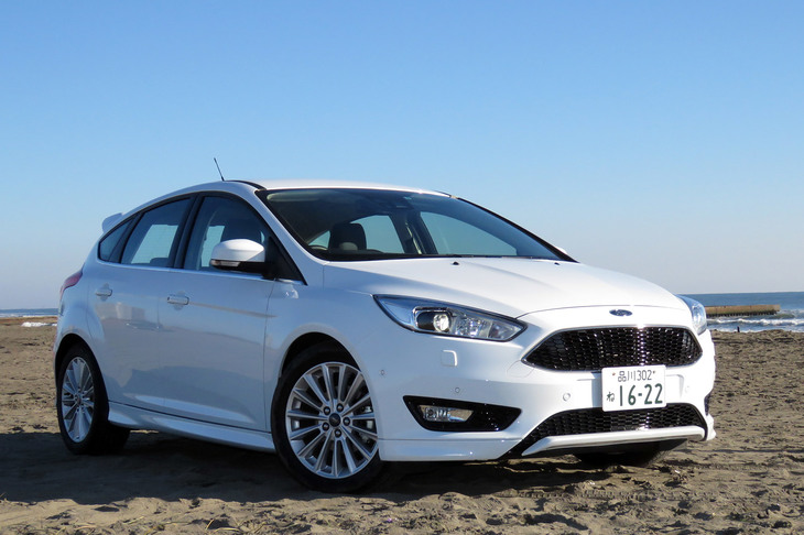 近年の例では、2016年にwebCGが長期リポートを行った「フォード・フォーカス」も、ステアリングコラムの右側にウインカーレバーを備えていた。