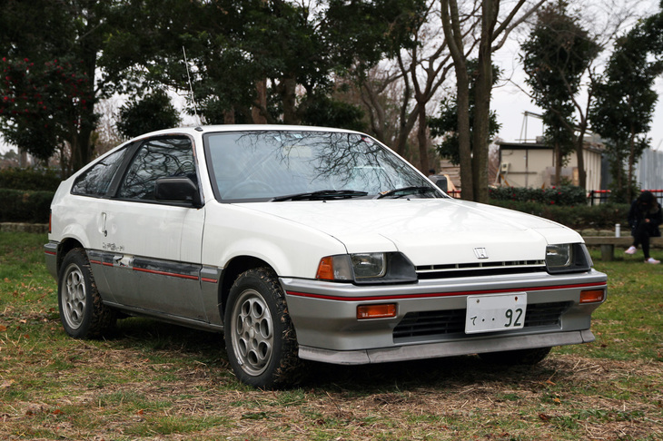 1983年に出た3代目“ワンダーシビック”と基本設計を共有する、「シビック」系では初のクーペモデル「バラードスポーツCR-X」。1983年9月にデビューする3代目シビックシリーズとその兄弟車である「バラード セダン」より2カ月早い、同年7月に先行発売された。2200mmのホイールベースは2年後に登場する軽の初代「トゥデイ」より短く、軽快なハンドリングが魅力のFFライトウェイトスポーツだった。