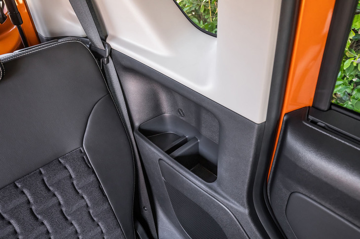 デリカミニTプレミアム（後席用ボトルホルダー）