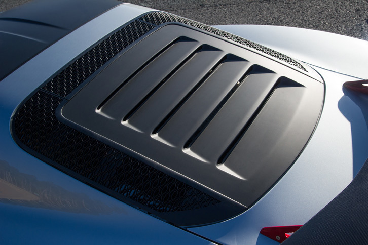 キャビン後方のエンジンフードには、ウィンドウではなくスリットの入った樹脂製のパネルが用いられている。