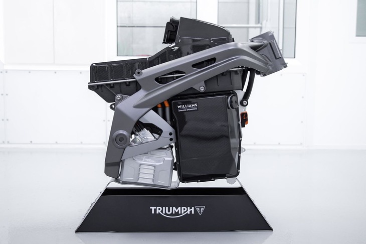 今回公開された、プロトタイプモデルの主要メカニズム。写真右側が車両前方にあたり、右下の黒いボックスがバッテリー、左下（シルバー）がモーター。