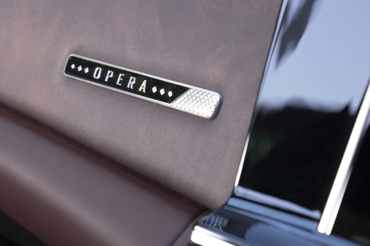 グローブボックスの上部には「OPERA」のプレートが貼られる。