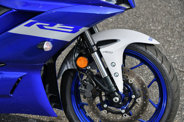 タイヤを除くと足まわりの仕様も両車共通。フロントはφ37mmの倒立フォーク、リアはテーパー形状のロングスイングアームに、作動初期の高い入力吸収性と最大ストローク時の優れた減衰特性を追求したというモノショックの組み合わせだ。