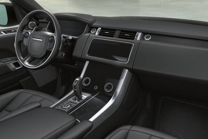 「レンジローバー スポーツHSEダイナミック ブラック＋」のインテリア。パークパックやクリアイグジットモニター、360°パーキングエイド、リアトラフィックモニターなどがセットになるドライバー支援システム「ドライブパック」が標準で装備される。