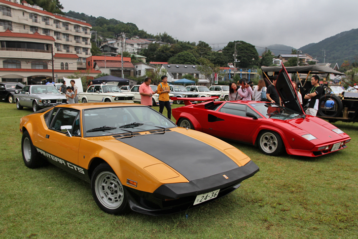 「デ・トマゾ・パンテーラGTS」（手前）と「ランボルギーニ・カウンタック」（奥）。時代を超えて君臨するスーパーカー。