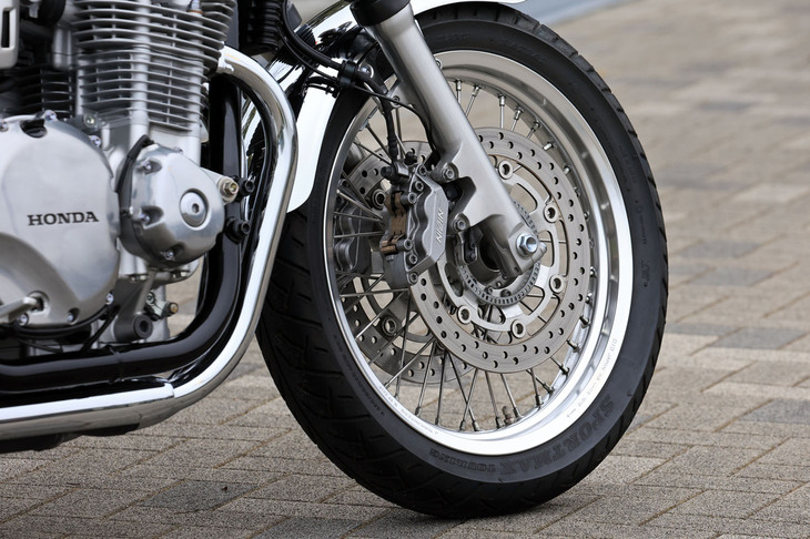 2014年にはよりクラシックな意匠の「CB1100EX」が、2017年にはスポーティーな乗り味の「CB1100RS」が追加される。今回試乗したのは、スポークホイールなどでトラディショナルな趣を演出したCB1100EXの「ファイナルエディション」である。