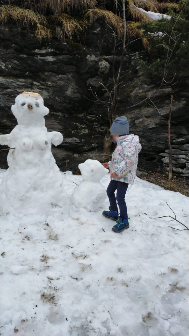 イベントオーガナイザーの青年が送ってきた、4歳の娘とディテールがリアルな雪だるま。