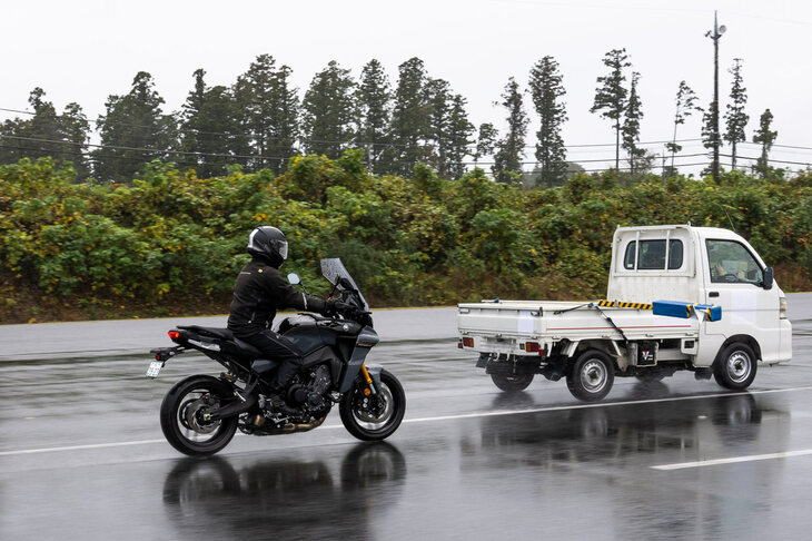 「レーダー連携UBS」は前走車への追突の危険性を感知した際に、ブレーキの制動力を高めてライダーのブレーキングをアシストする機能だ。取材日はあいにくの空模様だったが、おかげで多少の雨でもしっかり作動することが確認できた。