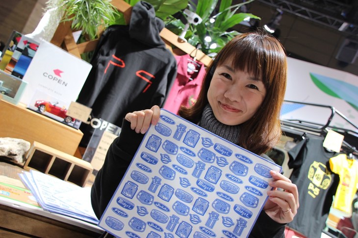 いっぽう筆者のイチオシは、これ。ダイハツや「ミゼット」の歴代エンブレムをちりばめたファイバークロス。大阪城をモチーフにした図案も！ 1000円という良心的価格もダイハツらしい。