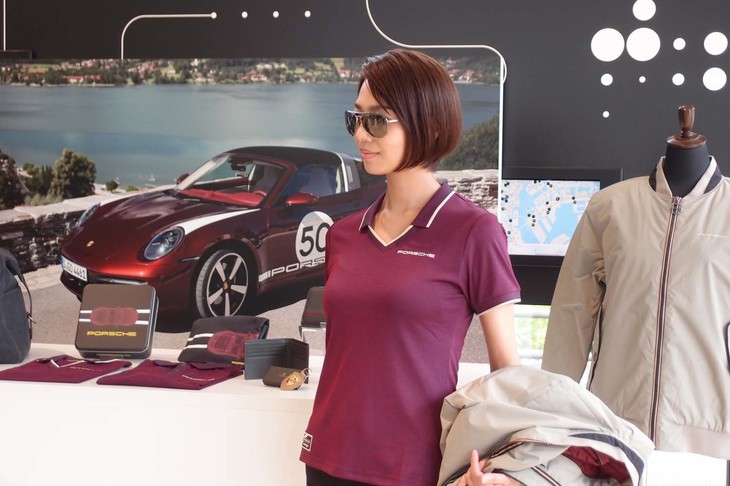 これは、女性用ポロシャツ（1万0450円）の着用例。ヘリテージコレクションはポルシェドライバーズセレクションのコレクションとしては最も新しく、2020年秋に販売がスタートしたばかり。