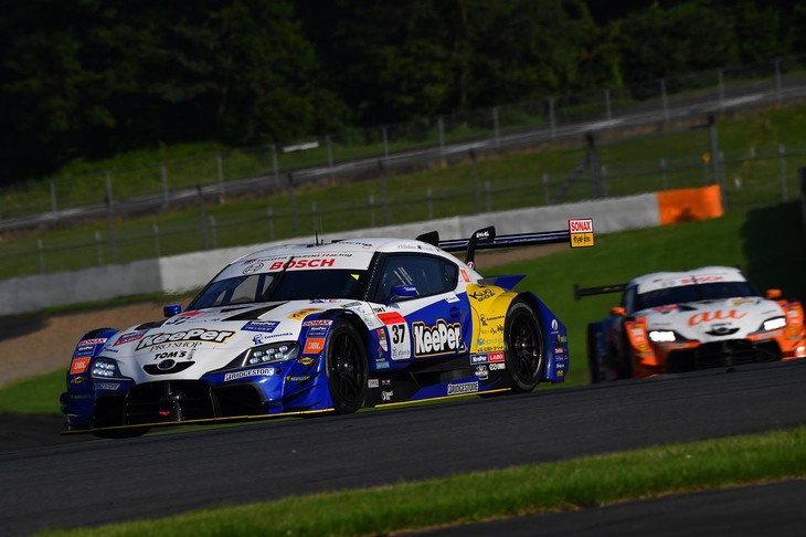 予選トップからそのままレースを制した、No.37 KeePer TOM'S GR Supra（平川 亮／ニック・キャシディ）。後方に見えるのは、2位のNo.36 au GR Supra（関口雄飛／サッシャ・フェネストラズ）。