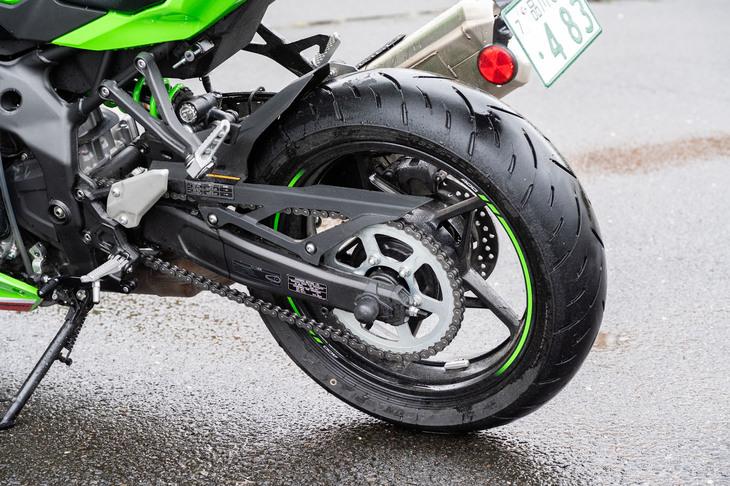 タイヤサイズは前が120/70ZR17、後ろが160/60ZR17。試乗車にはドライおよびウエットグリップ性能を追求したストリートラジアルタイヤ「ダンロップ・スポーツマックスGPR-300」が装着されていた。