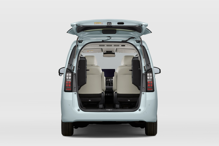 「フリード エアー」の荷室。3列目シートは跳ね上げた際の固定位置が90mm引き下げられ、収納・展開作業がより楽に行えるようになった。