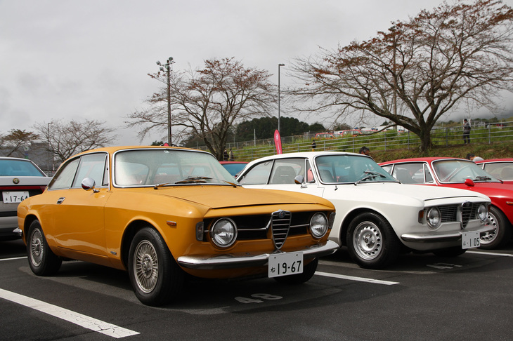 1963年に登場した、ベルトーネ時代のジウジアーロの傑作である「ジュリア スプリントGT」（写真右）と「1300GTジュニア」（同左）。俗に“段付き”と呼ばれる「ジュリア クーペ」の初期モデル。