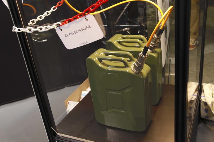 「キロウ・バニョール」のバッテリーパックは、ガソリンの携行缶を模したもの。家庭用電源にも使えることを売りにしている。カードには「これならガス欠知らず」の文字が。