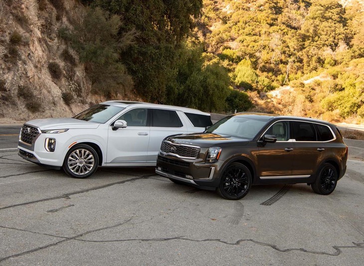 
	堂々たる体格を誇る、2台のSUV。写真左は「ヒュンダイ・パリセード」で、右は「キア・テルライド」。
	