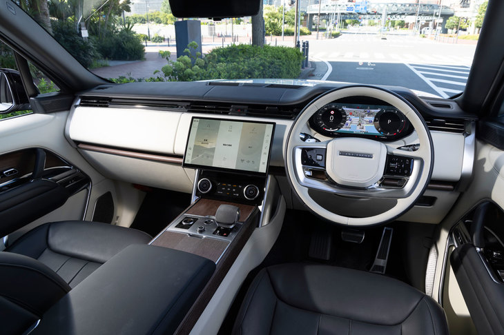 インストゥルメントパネルまわりの意匠は非常にシンプルですっきりとしたもの。操作系はタッチパネルを多用しつつ、頻繁に使われる空調には機械式ダイヤルを残すなど、使いやすさも配慮したものとなっている。