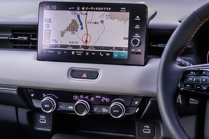 直感的に操作できるダイヤルとプッシュ式ボタンで構成されたエアコンのコントロールパネル。その下にUSBポート（急速充電対応タイプ）が2口配置されている。