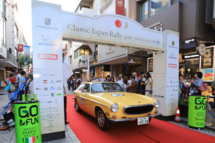「Classic Japan Rally 2019 YOKOHAMA Y160」にて、横浜・元町商店街を出発する「ボルボP1800ES」。