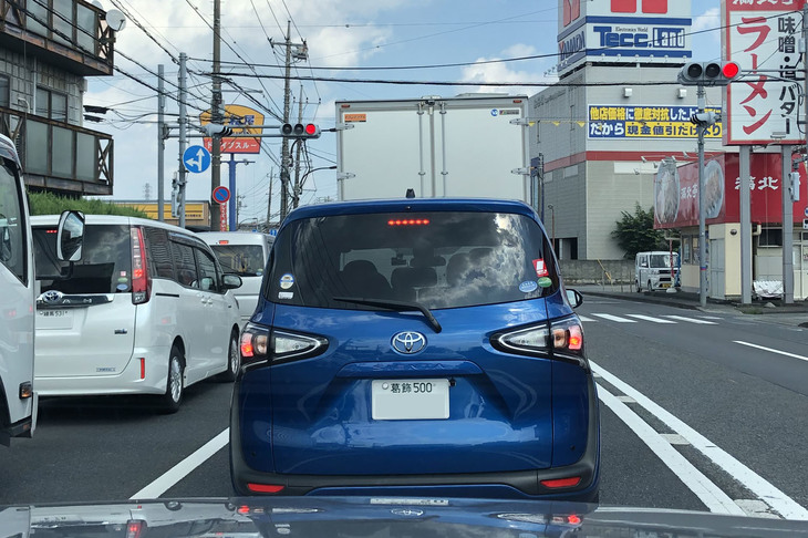 街で見かけた「葛飾」ナンバーの「トヨタ・シエンタ」。