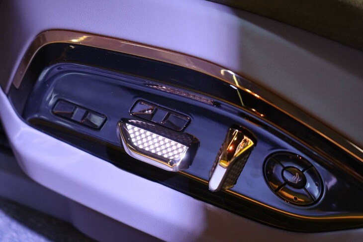 ロータス・エレトレR（フロントシートの調節スイッチ）