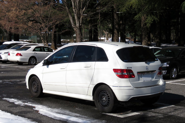 おおむね雪が解けたところで、撮影のためにちょいとお出かけ。普段使いにおけるコンパクトカーの利便性を満喫する。……この手の実用車には、「俺、もうこのクルマでいいかも」とクルマ好きを“ドロップアウト”させる危うさがありますよね。フルハイブリッドの「スズキ・ソリオ」とか、マジで危険ですよ。