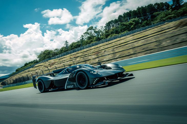 富士スピードウェイで行われた「アストンマーティン・ヴァルキリーAMR Pro」披露会の様子。