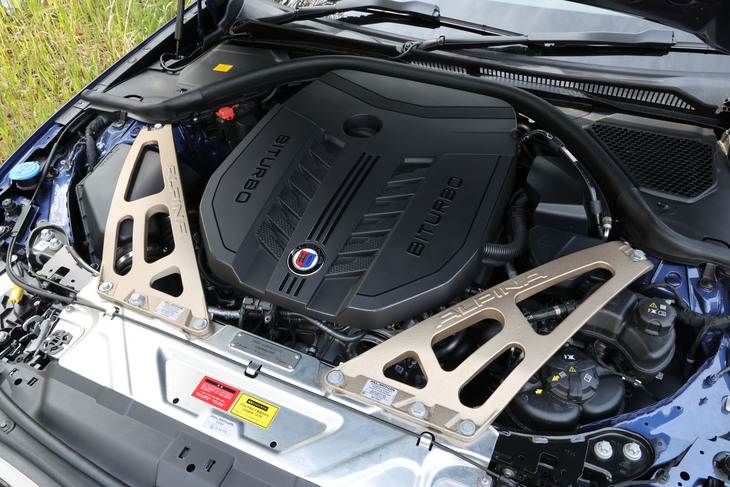 S58型と呼ばれる「BMW M」由来の3リッター直6ツインターボエンジンを搭載。最高出力は従来型「B3」の495PSから529PSに高められている。ボディー剛性をアップするアルピナ独自の「ドームバルクヘッドレインフォースメント」も「オロ・テクニコ」カラーでコーディネートされる。