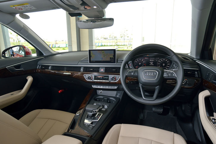 インテリアの様子。水平基調のインストゥルメントパネルで、横方向への広がりが強調されている。