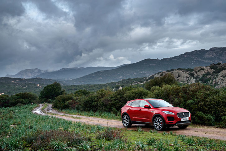 試乗会ではオフロードコースも用意されていた。「Eペース」に採用された「アクティブドライブラインAWDシステム」は必要に応じて約0.3秒で後輪に駆動力を伝達。リアのクラッチをロックして走破性を高める。