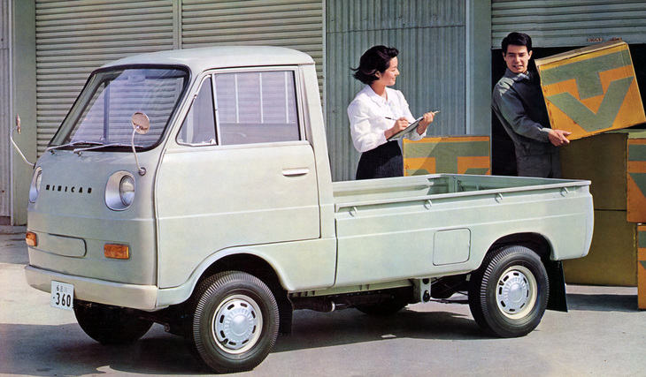 1966年に登場した初代「三菱ミニキャブ」。シートの下に空冷2ストローク2気筒360ccエンジンを積む。