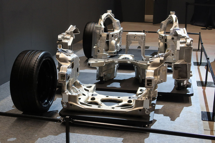 トヨタGR GT（大型中空アルミ鋳物の技術展示）