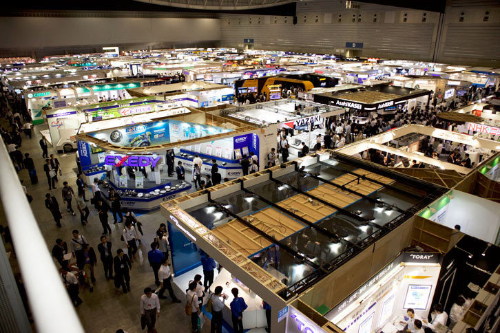 横浜で開催される自動車技術会展示会「人とクルマのテクノロジー展」の様子。日本はもちろん、世界の部品メーカーが大屋根の下に集結。この類いのイベントとしてはおそらく世界最大のもので、登録すれば一般者も無料で入場できる。（写真＝KY）