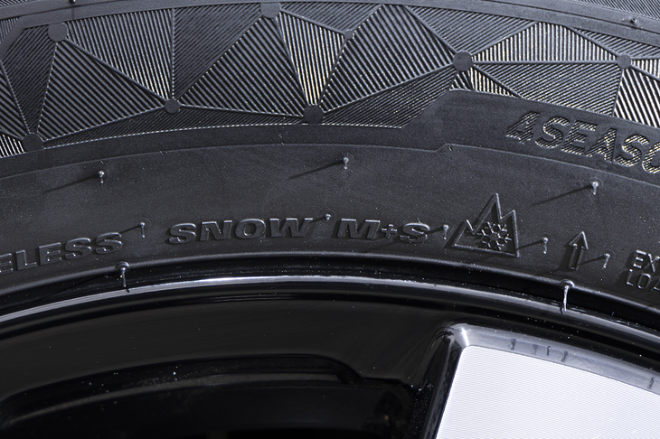サイドウォールには「スリーピークマウンテン・スノーフレーク」「SNOW」「M＋S」の3つが並んで刻まれる。いずれも冬用タイヤとしての高い性能を示す指標だ。
