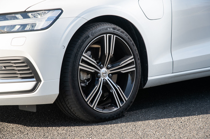 オプションで用意される19インチアルミホイールと、235/40R19サイズのタイヤ。標準のタイヤサイズは235/45R18となる。