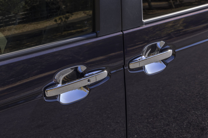 サイドビューを華やかに演出するドアハンドルプロテクションカバー。爪などでボディーに傷がつくのを防いでくれるのもうれしい。