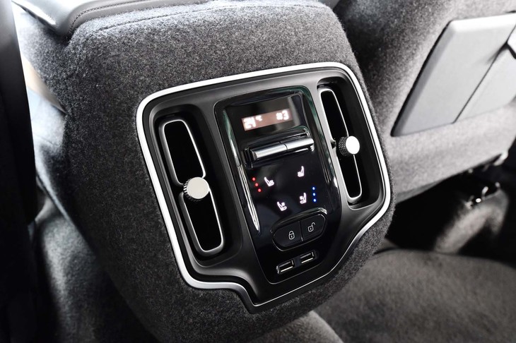 リアシート用のエアコンスイッチ。ヒーターおよびベンチレーションのボタンのほか、USBコネクターが2つ備わる。