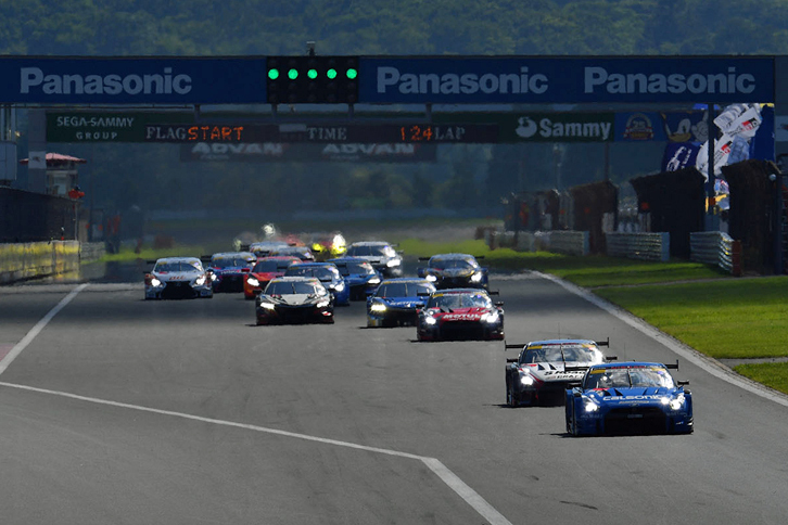 GT500クラスのスタートシーン。ポールポジションのNo.12 カルソニックIMPUL GT-Rが序盤からレースをけん引した。
