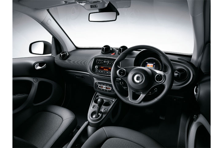 「スマート・フォーツー エディション2」の室内。内装色はブラック。シート表皮はファブリック。「ラリーレッド」と「クリスタルホワイト」の外装色と組み合わされる。