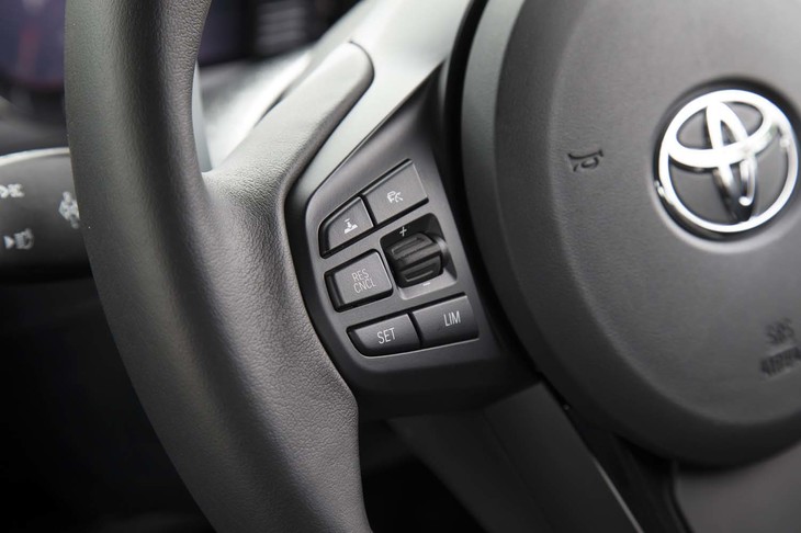 新型「スープラ」はすべて、全車速追従機能付きの「レーダークルーズコントロール」を装備する。その操作スイッチはステアリングホイールの左側スポークに並ぶ。