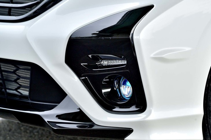 バンパーサイドに設けられた「エアロフィン」はフィンから剥離する空気の流れをコントロールするとともに、ホイールハウスから発生する気流の乱れを抑える効果がある。