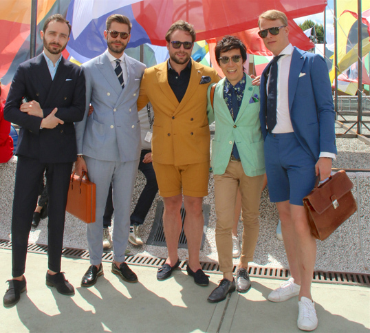 第90回ピッティ・イマージネ・ウオモの会場で出会ったファッションピープルと、筆者（右から2人目）。