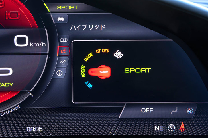 電子制御ダンパーを備える「296GTB」では、「マネッティーノ」の設定に応じて乗り心地も変化する。ただし「アセットフィオラーノ」パッケージ装着車では、ダンパーの減衰力も固定となるので注意が必要だ。