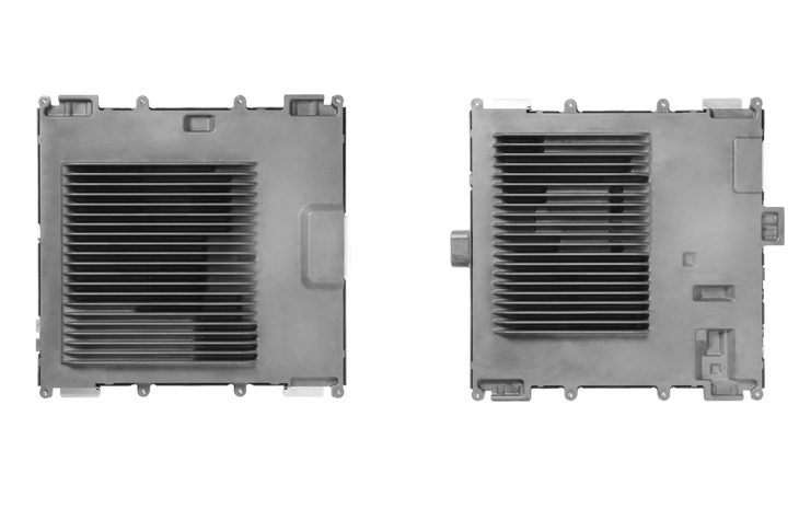 「レクサスLS」や「トヨタ・ミライ」に搭載される、先進運転支援システム「アドバンストドライブ」用のクロスドメインECU。左が「ADS-ECU」、右が「ADX-ECU」。